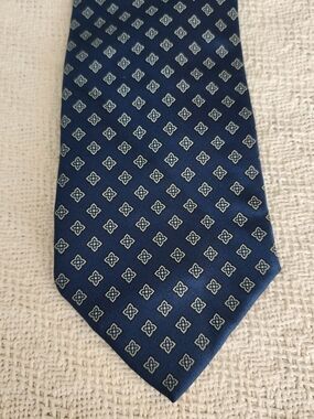 Pertini Vtg Men's 100% Silk Geometric Pattern Necktie Hand Made in Italy Blue
